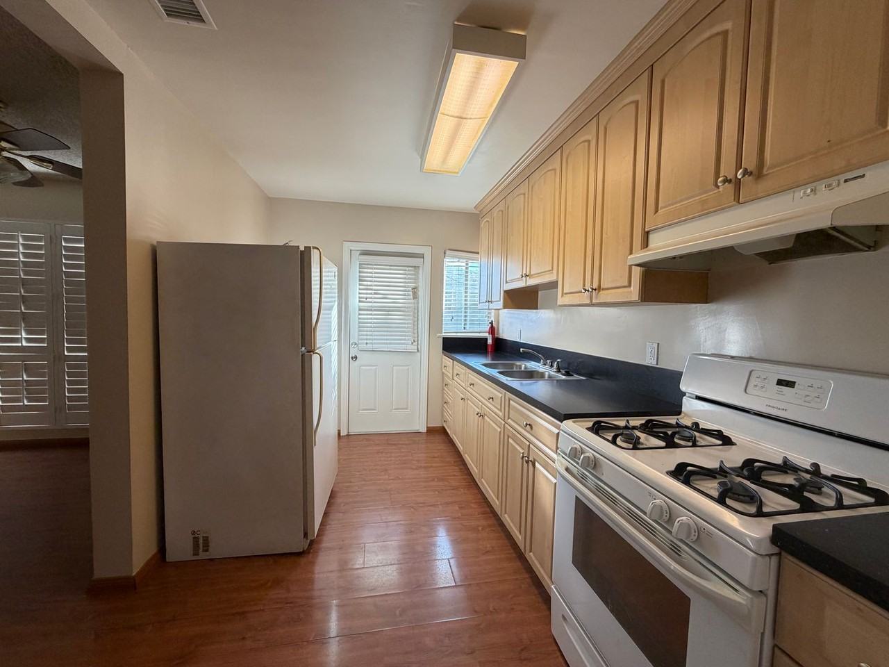 104 W Edna Pl - Photo 3 of 10