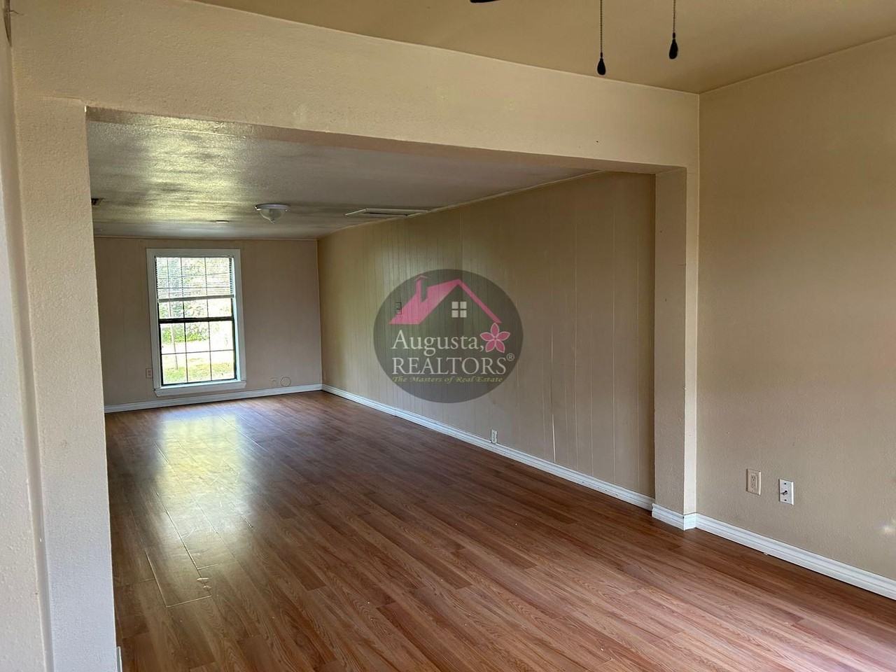 2210 Vine St - Photo 4 of 11