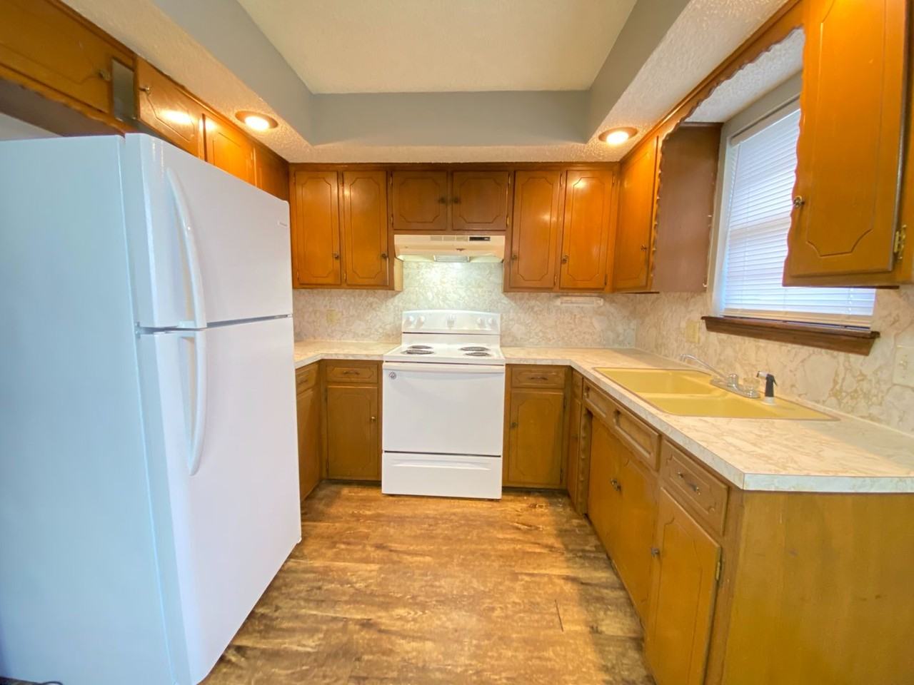 1308 E Cypress Ave - Photo 3 of 7