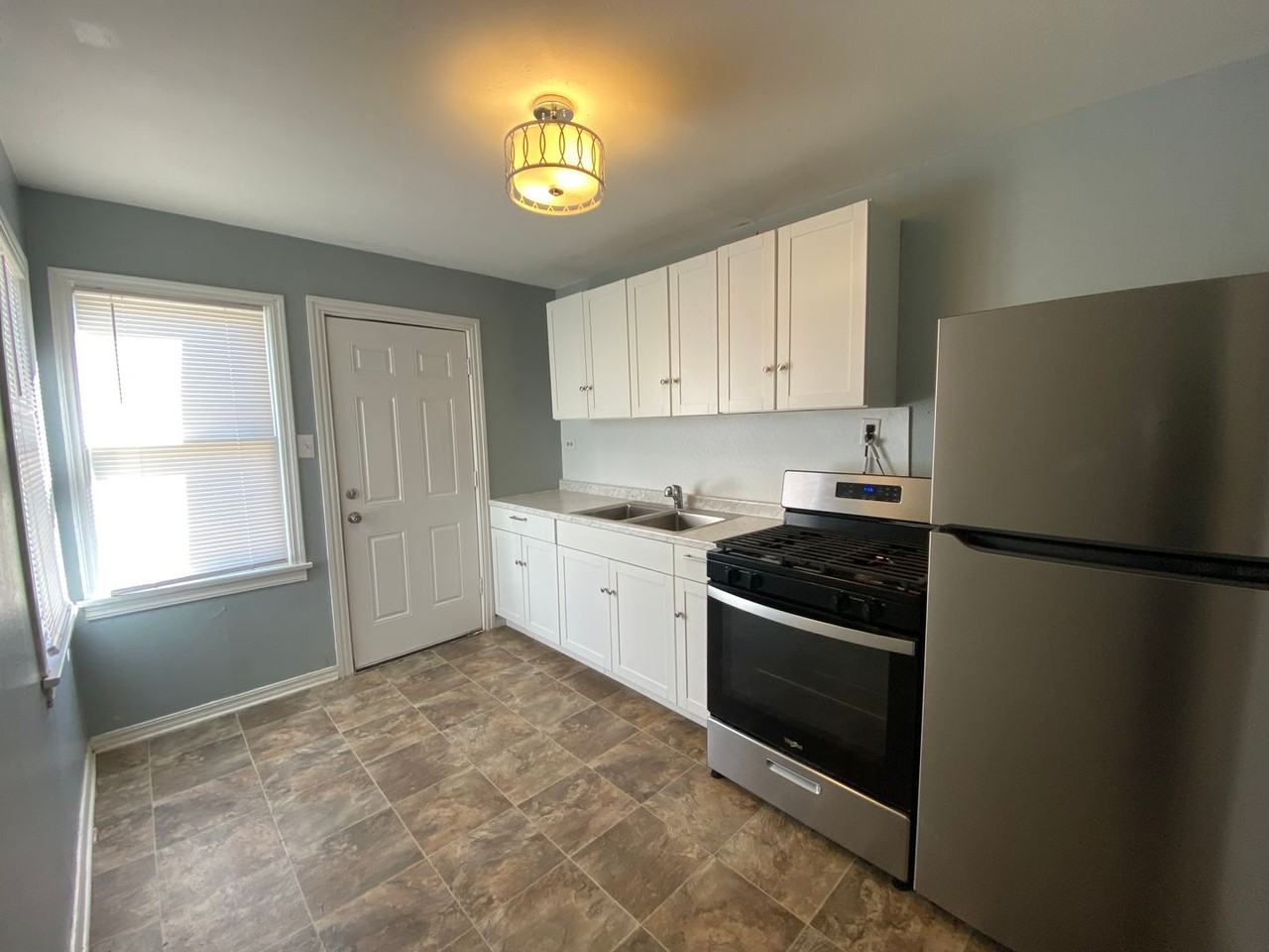 2541 Everitt Dr - Photo 3 of 7