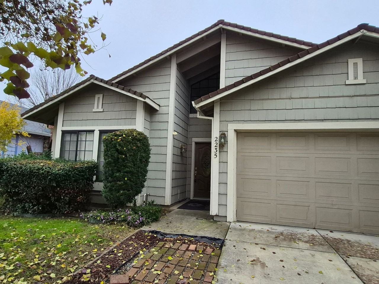 2235 Coroval Dr - Photo 3 of 18