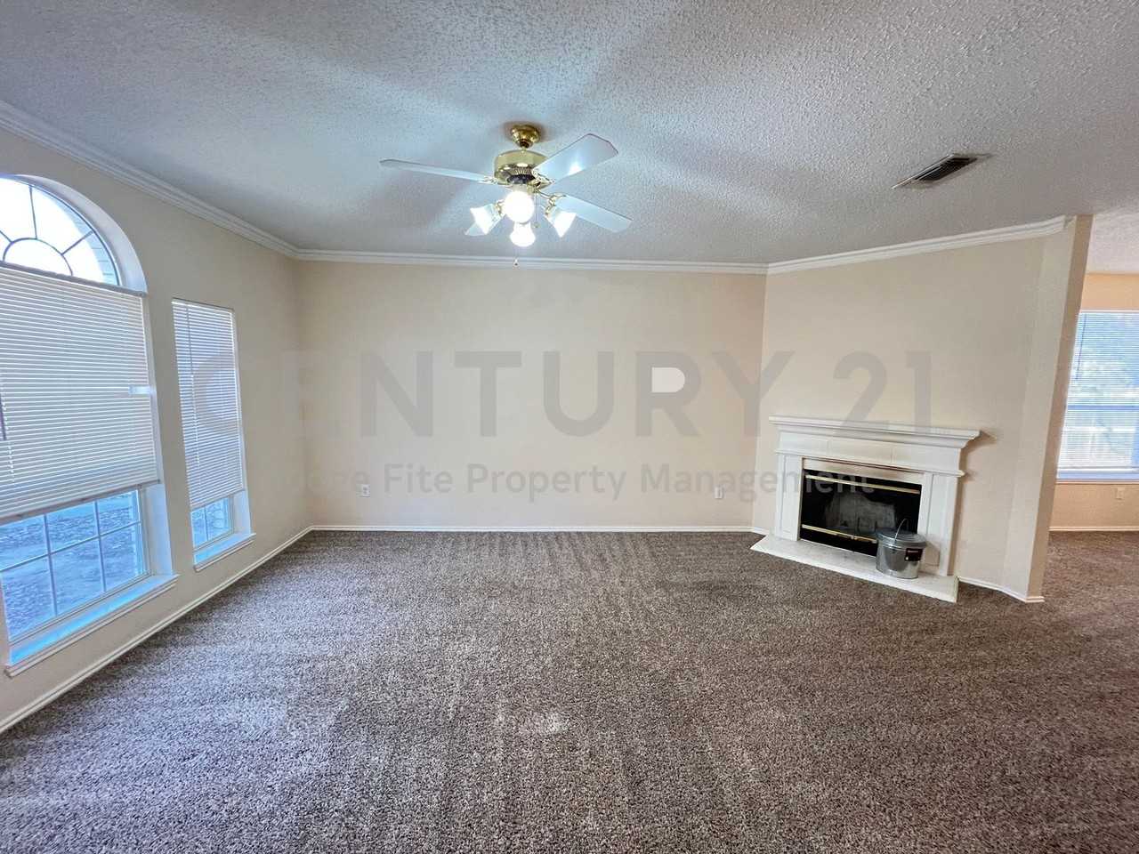 2416 Wildwood Ln - Photo 2 of 11