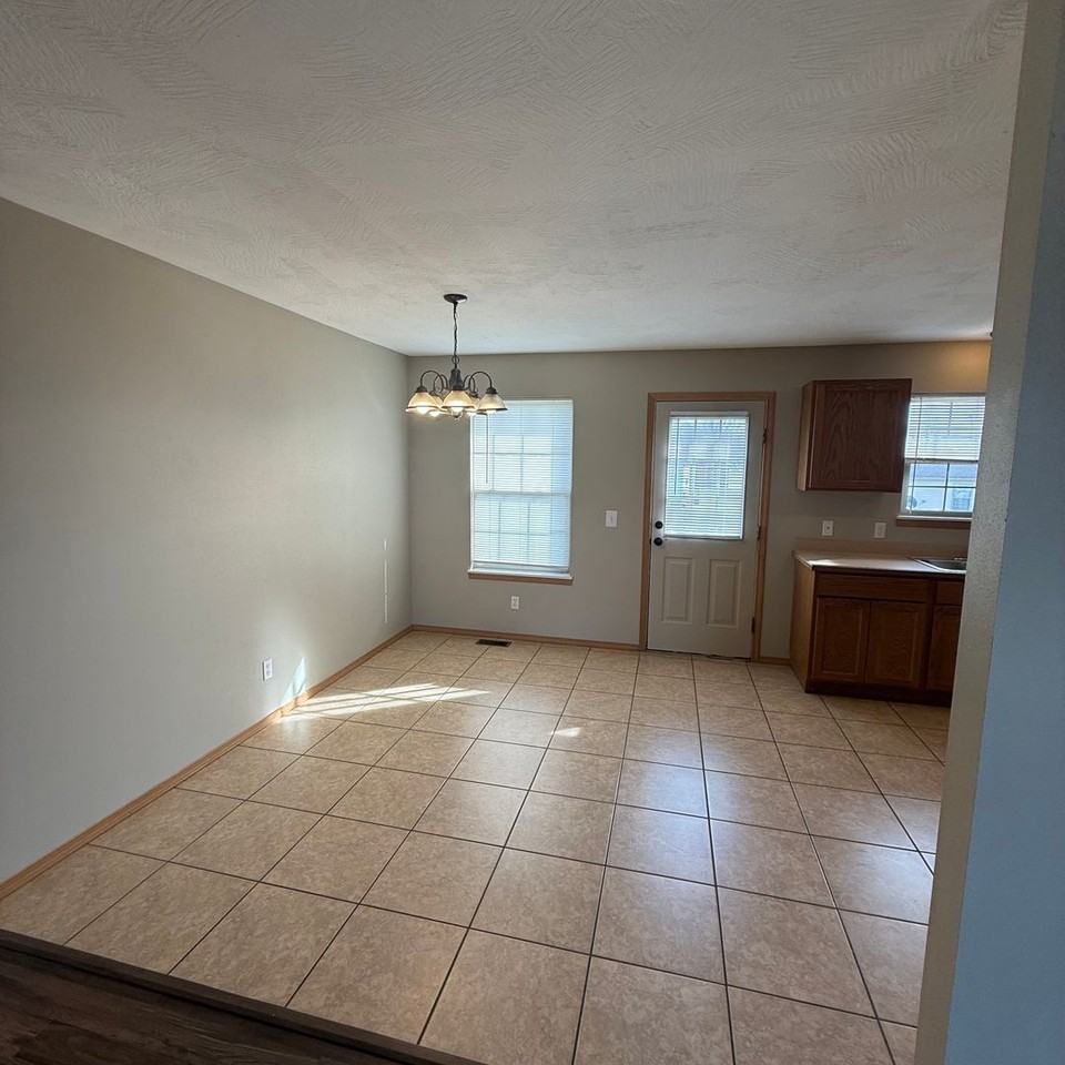 108 Spruce Ave - Photo 5 of 22