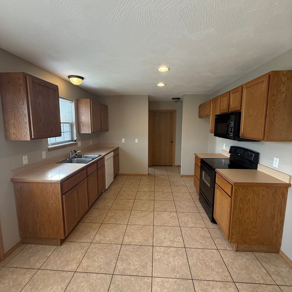 108 Spruce Ave - Photo 7 of 22