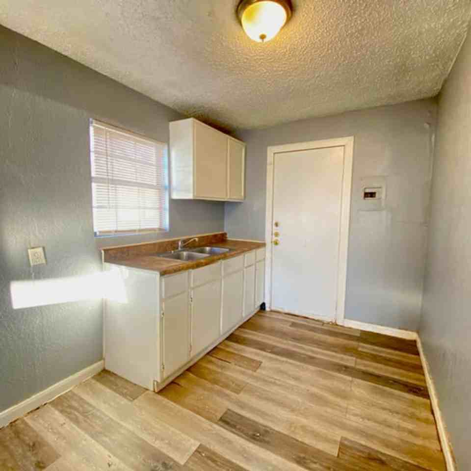 806 N Detroit Ave - Photo 2 of 9