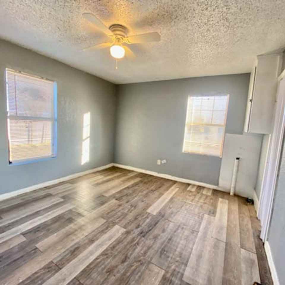 806 N Detroit Ave - Photo 5 of 9