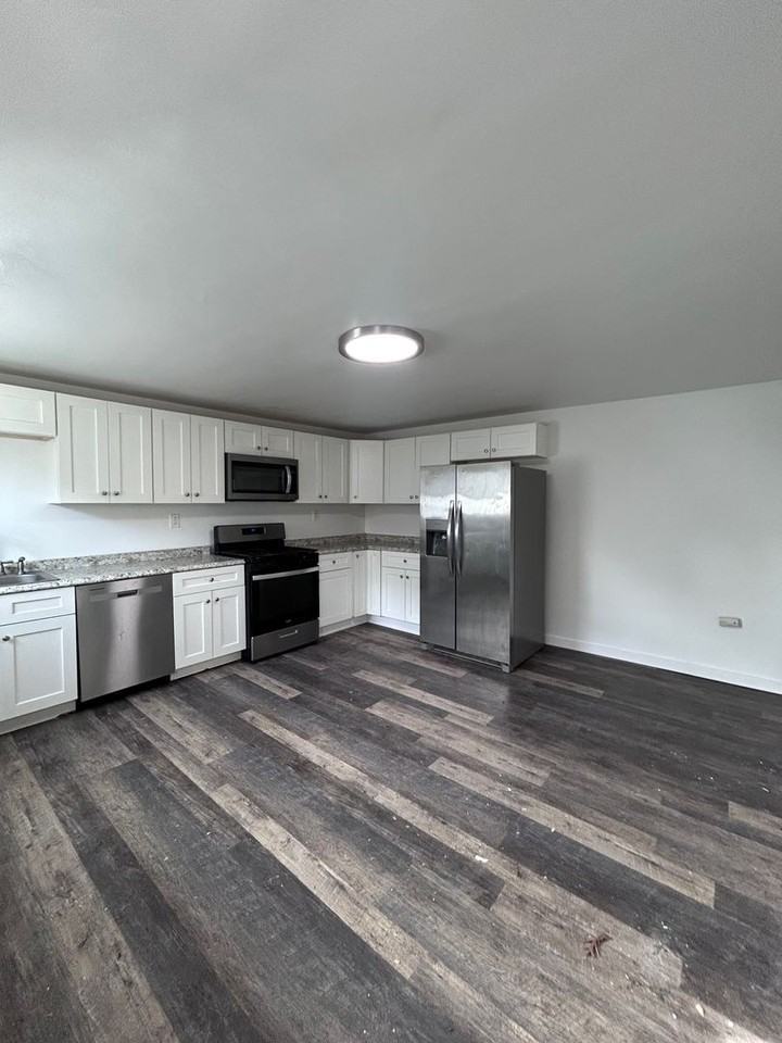 1144 Woods Run Ave - Photo 3 of 11