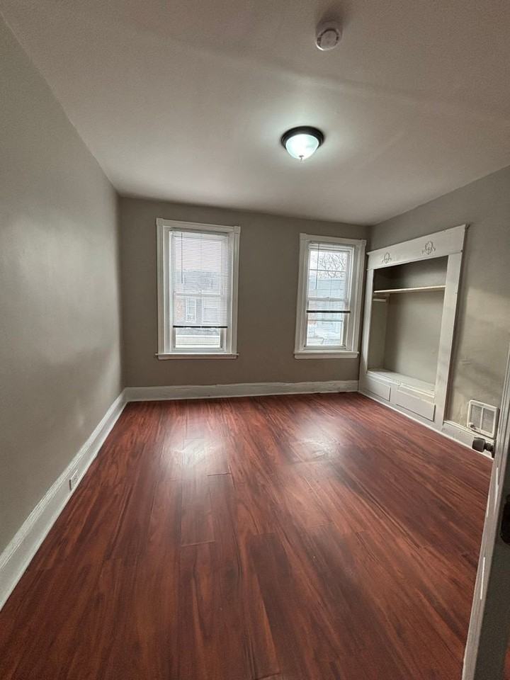 1925 E Monmouth St - Photo 6 of 10