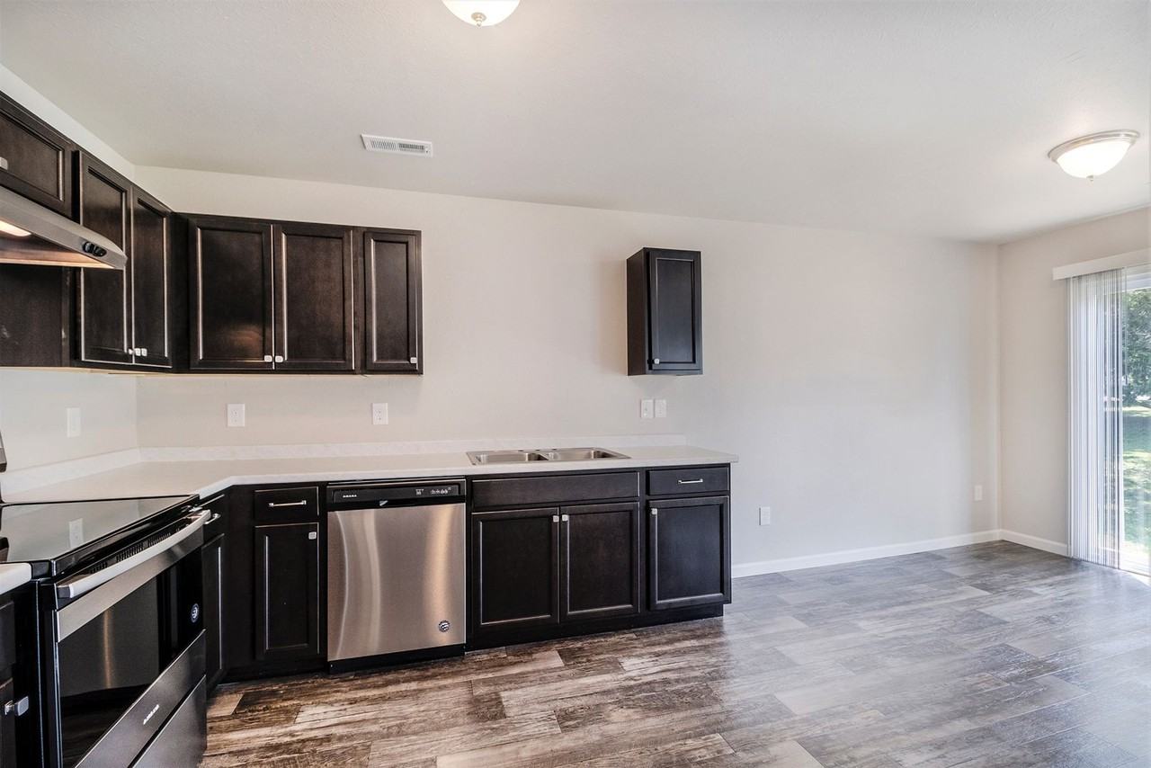 1020 W Villas Dr - Photo 5 of 13