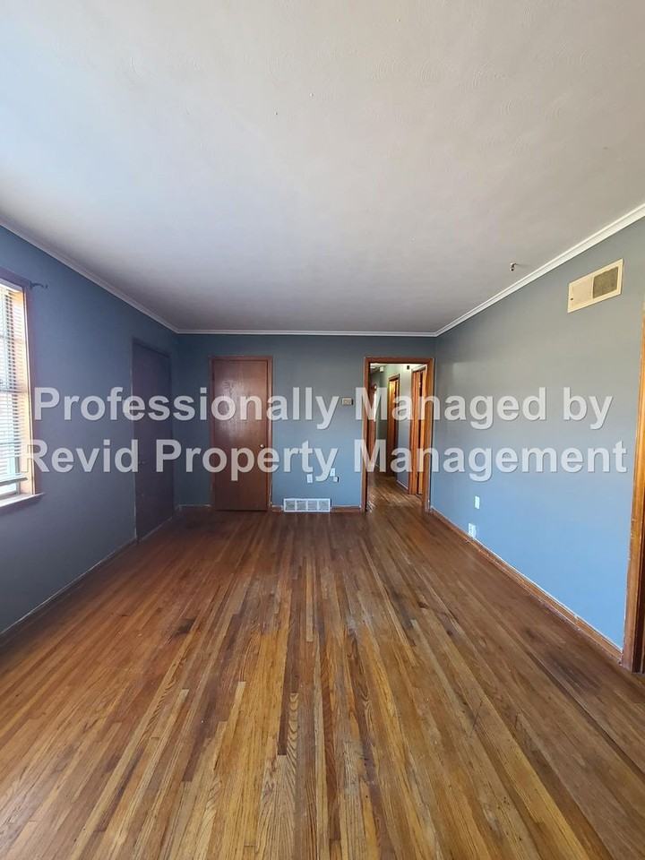 2375 Saint Elmo Ave - Photo 3 of 22