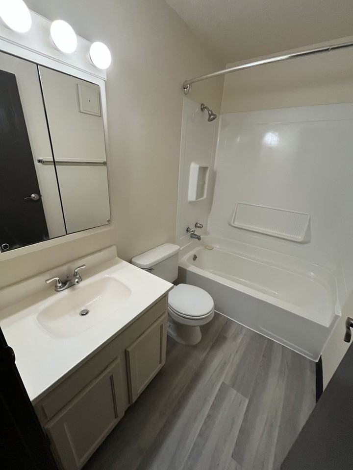 2501 Leonard St - Photo 7 of 14