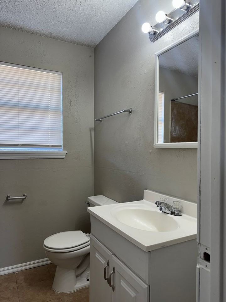 4626 Nw Ozmun Ave - Photo 5 of 9