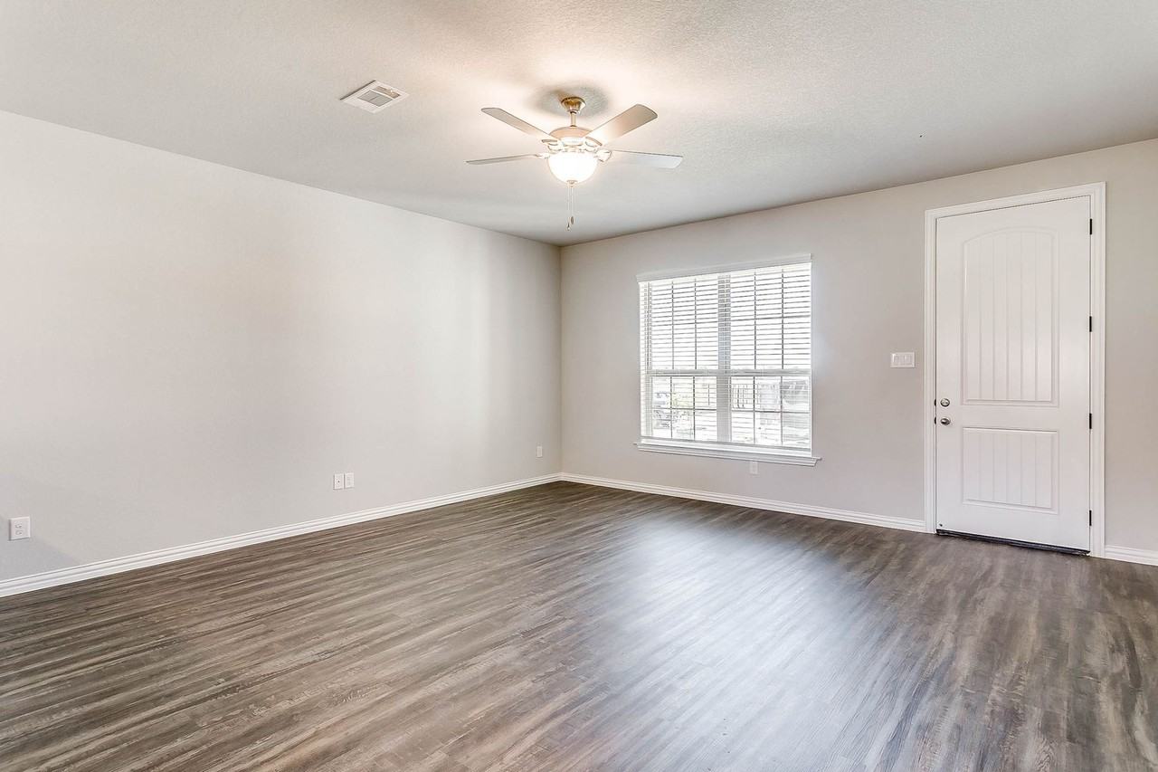 5608 Mcmahan Ln - Photo 5 of 9