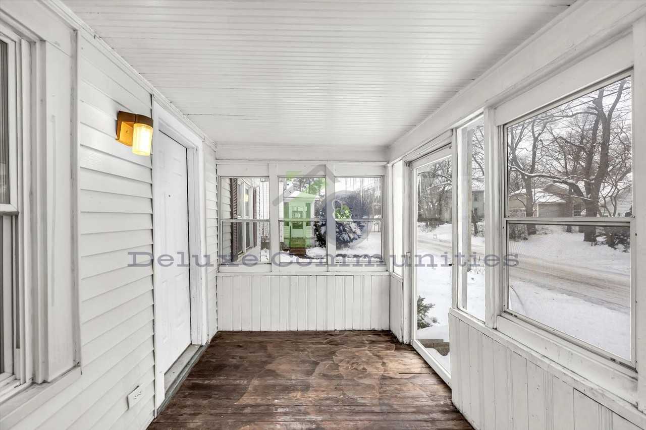 1222 Mason St Ne - Photo 5 of 31