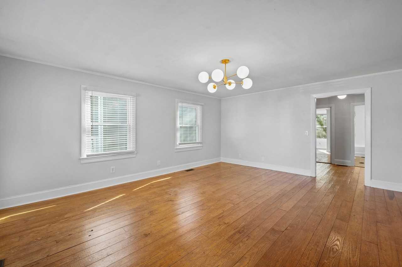 218 Castle St - Photo 6 of 33