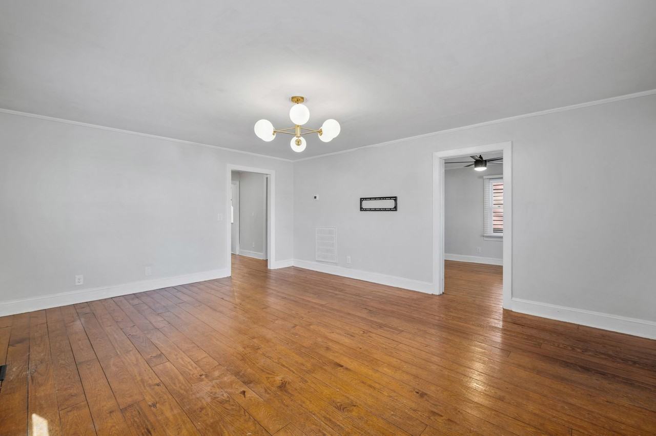 218 Castle St - Photo 7 of 33