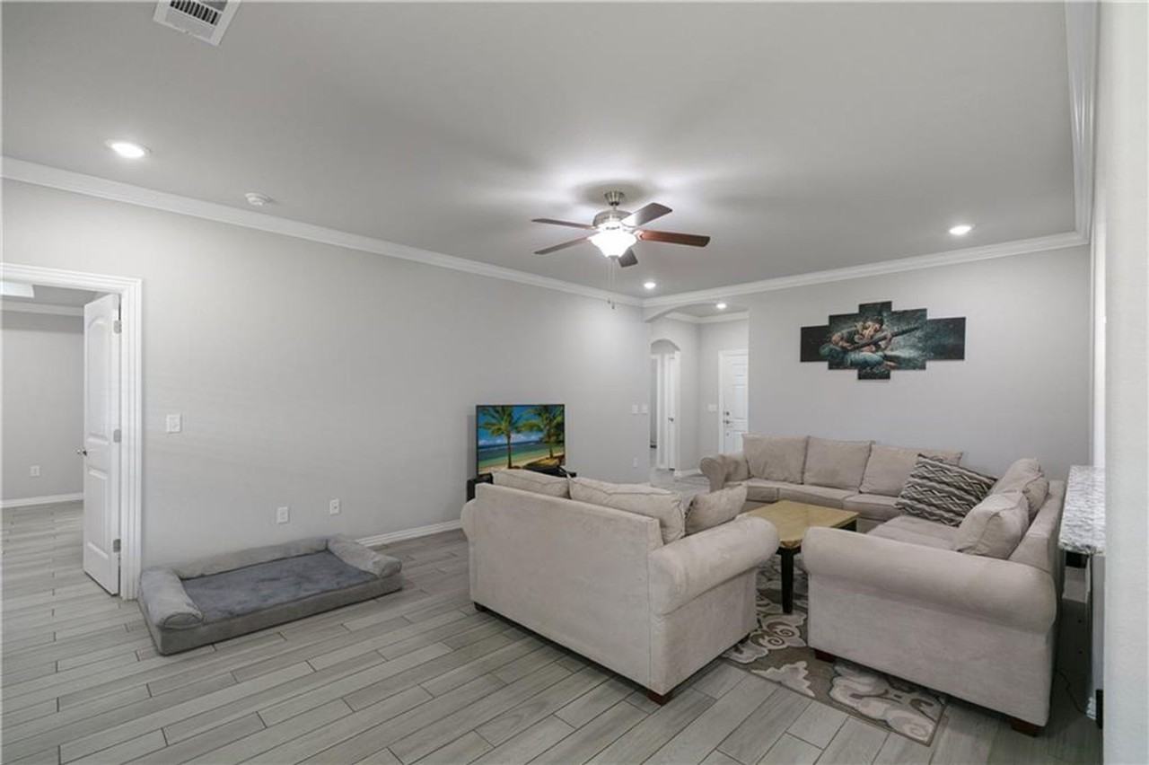 1041 Lakeview Dr - Photo 2 of 22