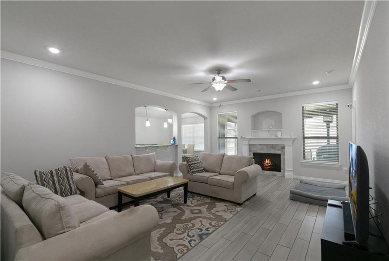 1041 Lakeview Dr - Photo 3 of 22