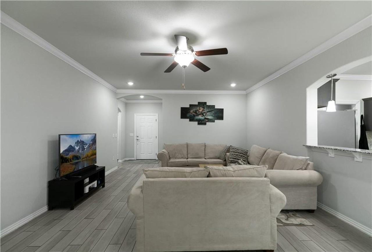 1041 Lakeview Dr - Photo 5 of 22