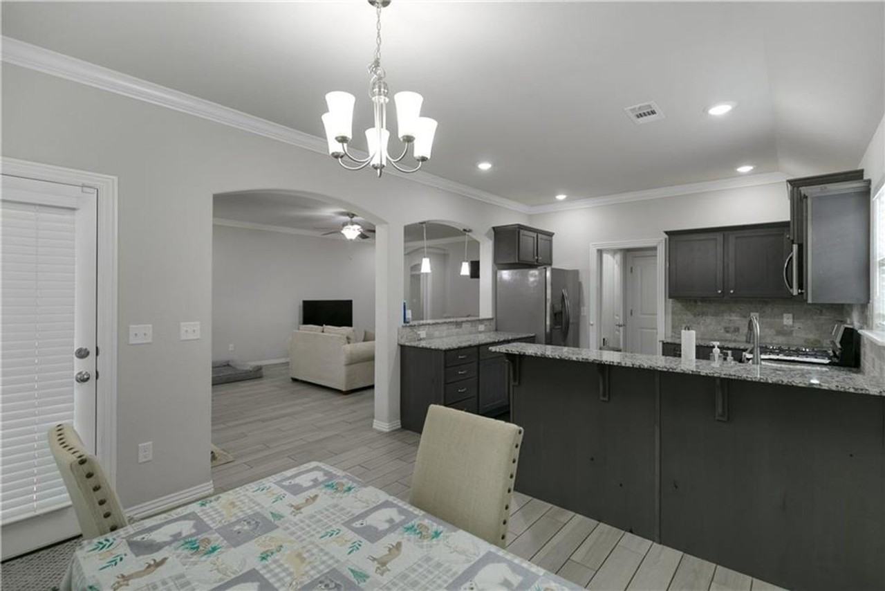 1041 Lakeview Dr - Photo 6 of 22