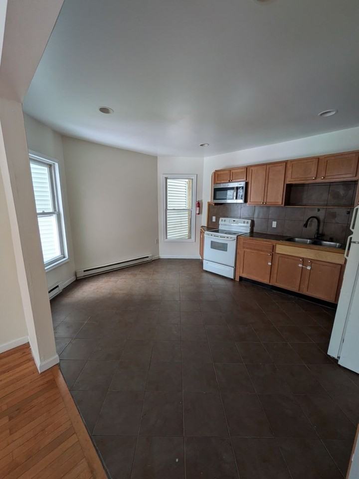 643 Monroe Ave - Photo 4 of 17