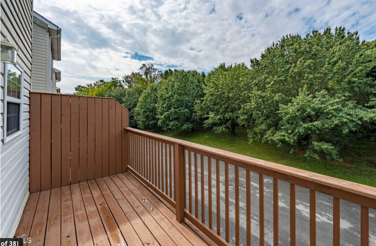 220 Amanda Ln - Photo 4 of 24