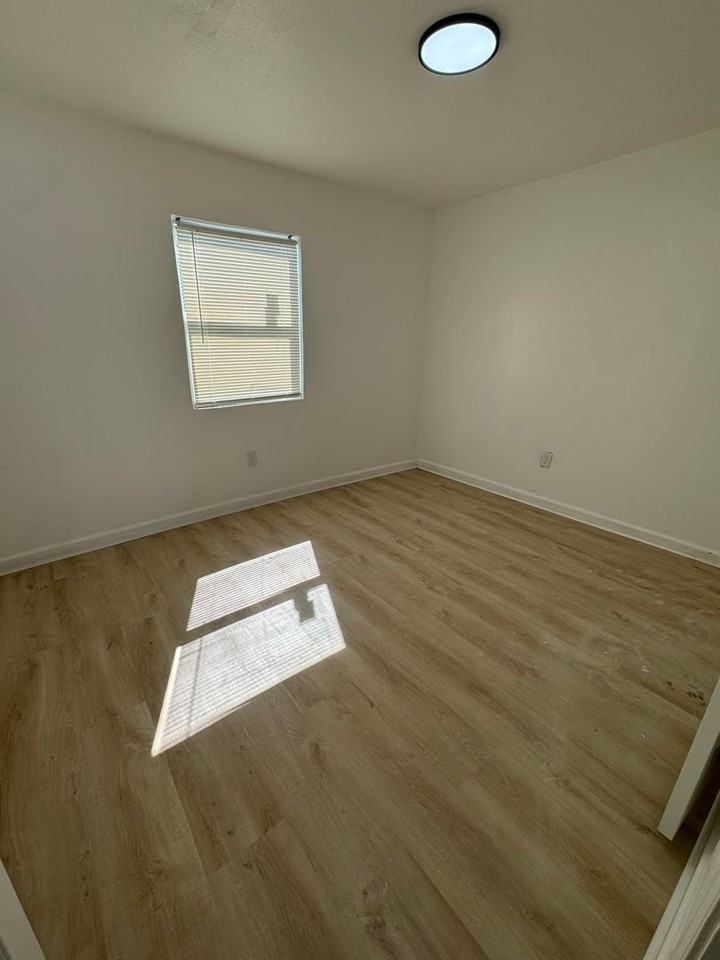 8230 Woodward St - Photo 5 of 11