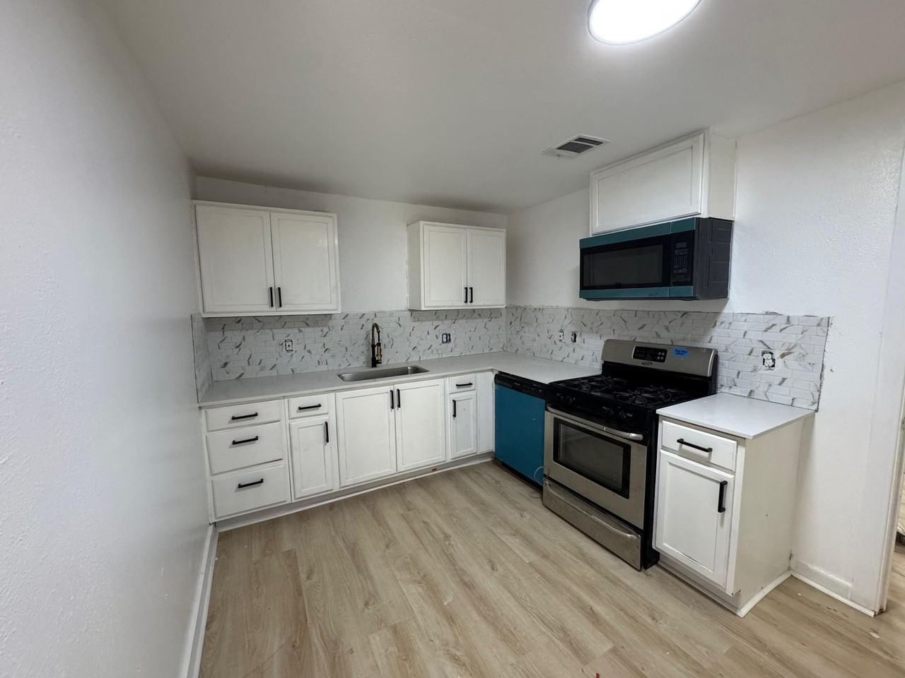 8230 Woodward St - Photo 6 of 11