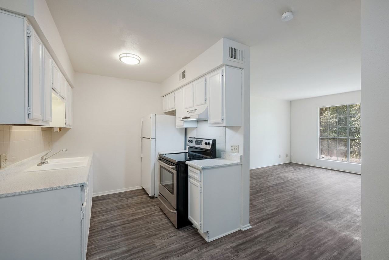 305 W Woodlawn Ave #104 - Photo 3 of 15