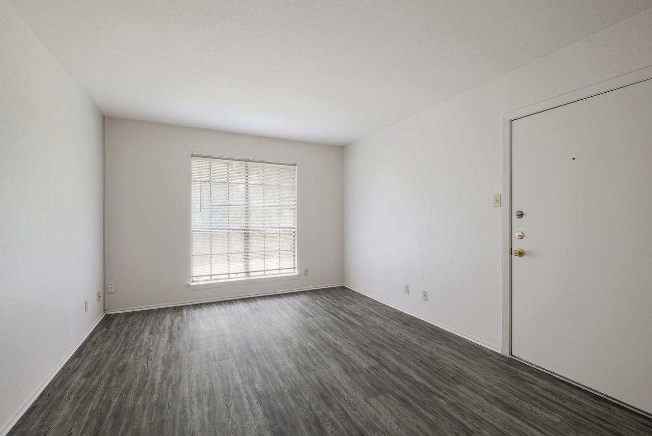 305 W Woodlawn Ave #104 - Photo 4 of 15