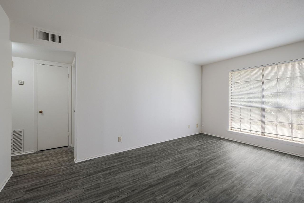 305 W Woodlawn Ave #104 - Photo 5 of 15