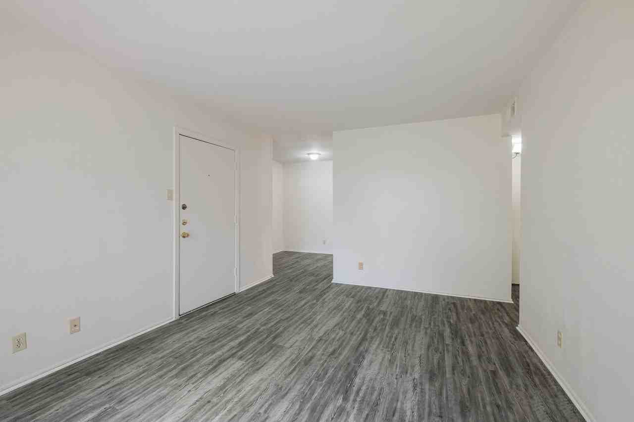305 W Woodlawn Ave #104 - Photo 6 of 15