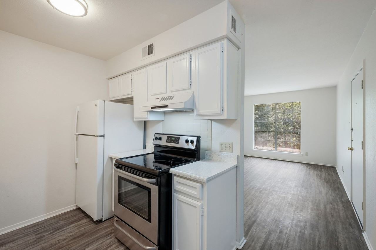 305 W Woodlawn Ave #104 - Photo 7 of 15