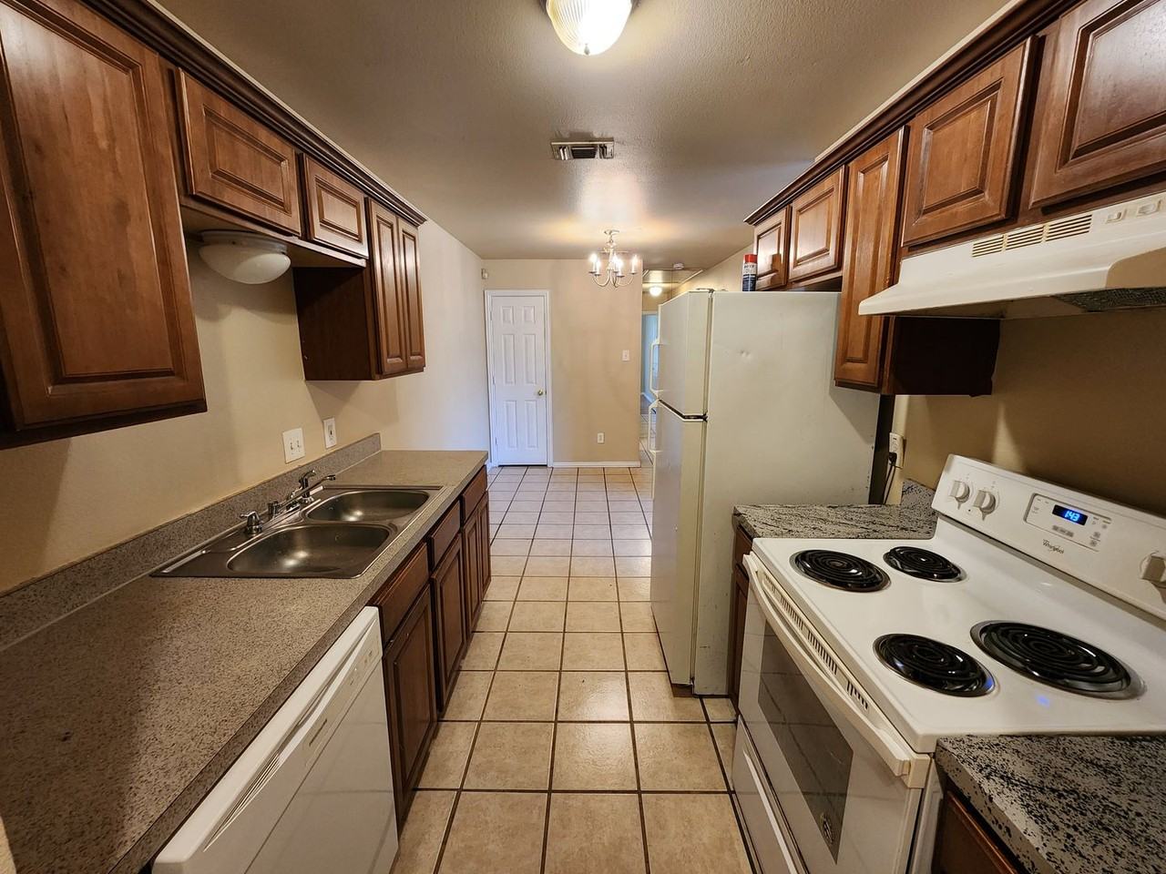 939 Baker St - Photo 7 of 18