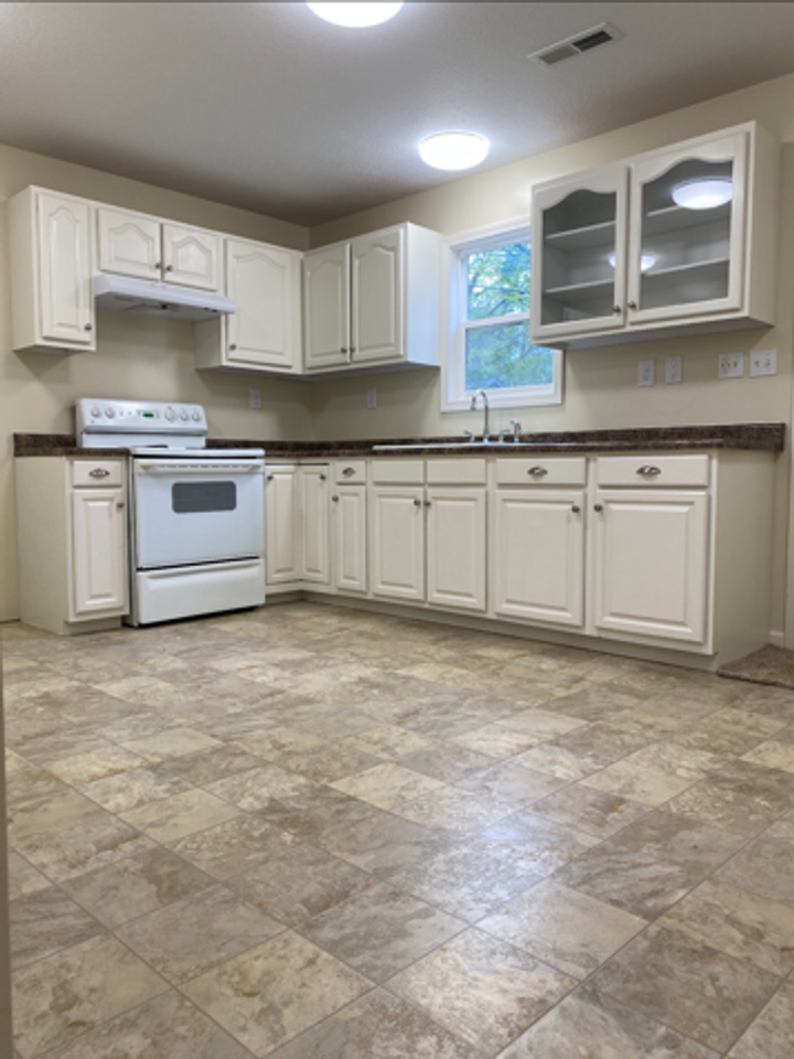 1023 N Jackson St - Photo 4 of 5