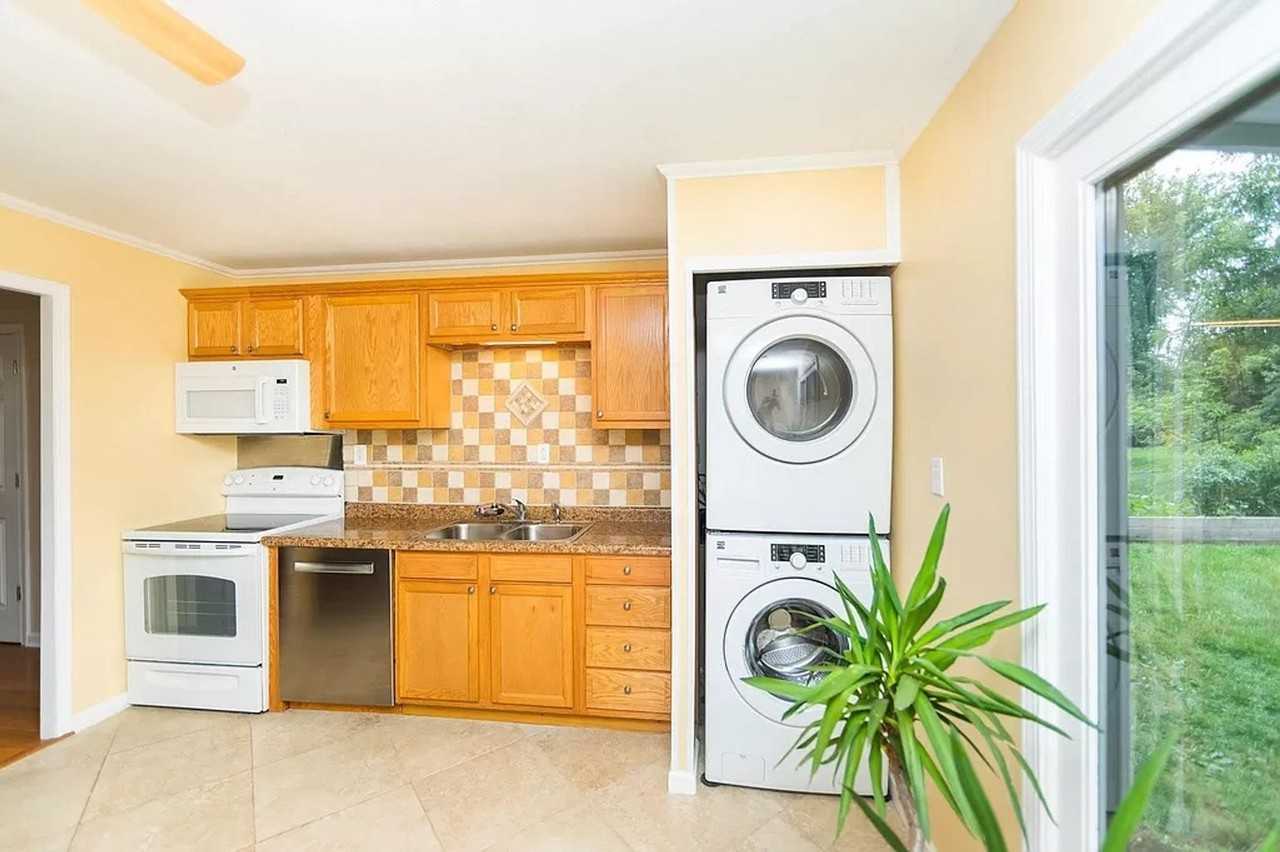 1021 Meadow Ln - Photo 2 of 6