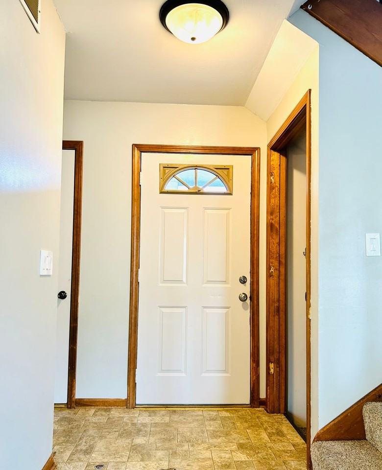 1811 Commanche Ct - Photo 2 of 28