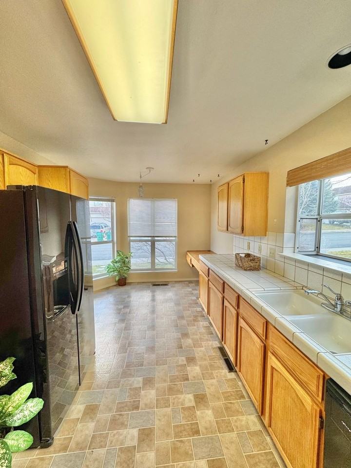 923 Edgecliff Dr - Photo 2 of 22