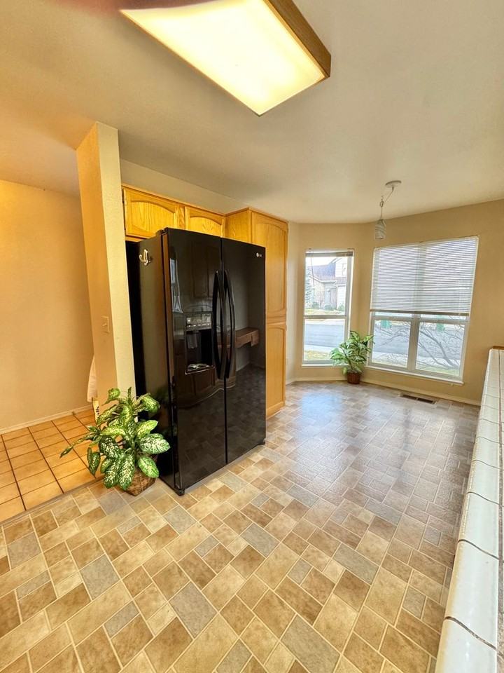 923 Edgecliff Dr - Photo 3 of 22