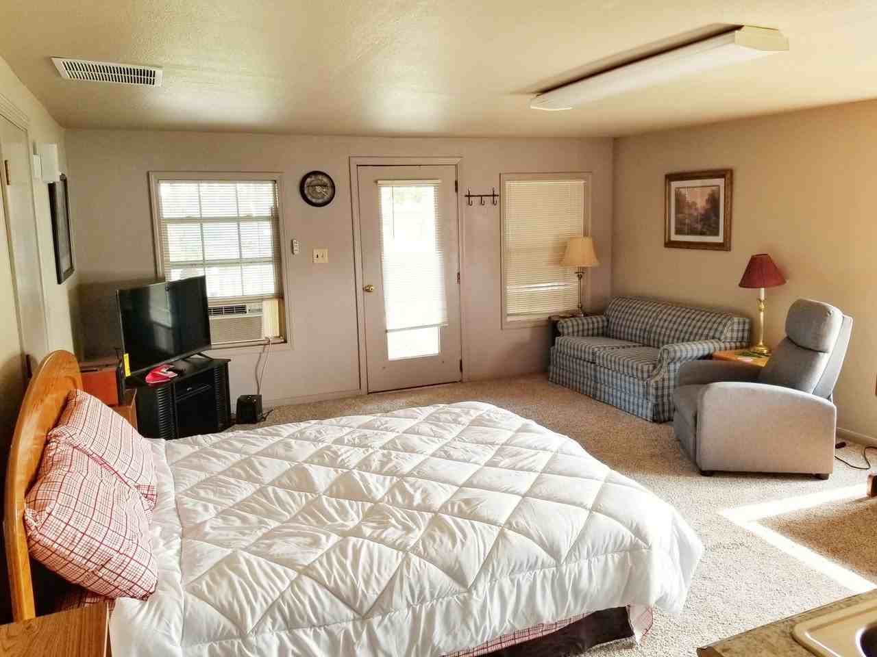 3325 Sw Hailey Ave #B - Photo 3 of 5