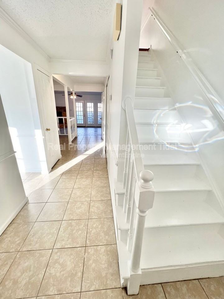 320 Fairfax Ter - Photo 3 of 29