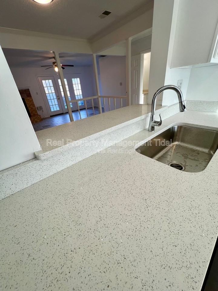 320 Fairfax Ter - Photo 5 of 29