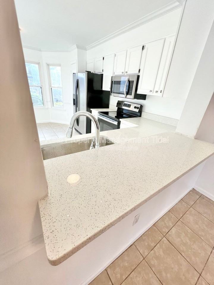 320 Fairfax Ter - Photo 7 of 29