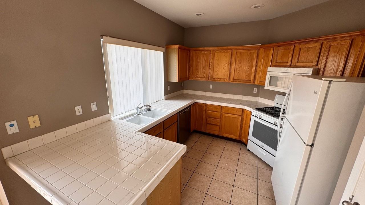 1136 Warm Canyon Way - Photo 5 of 23