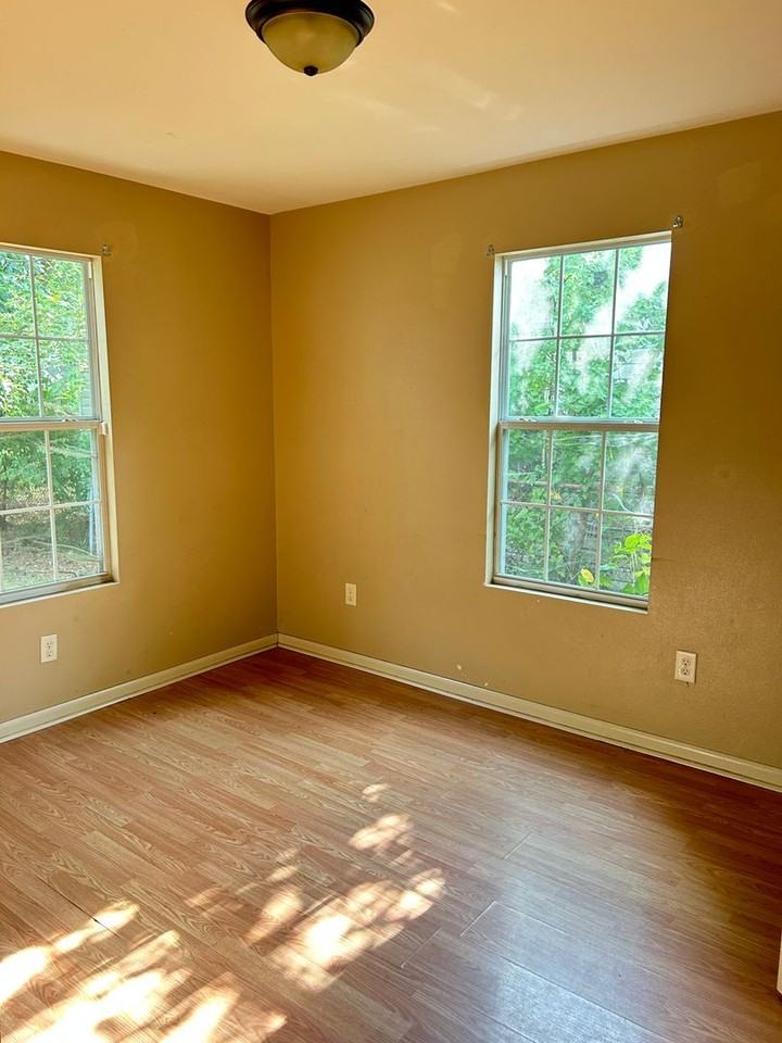 2834 Essex St - Photo 4 of 4