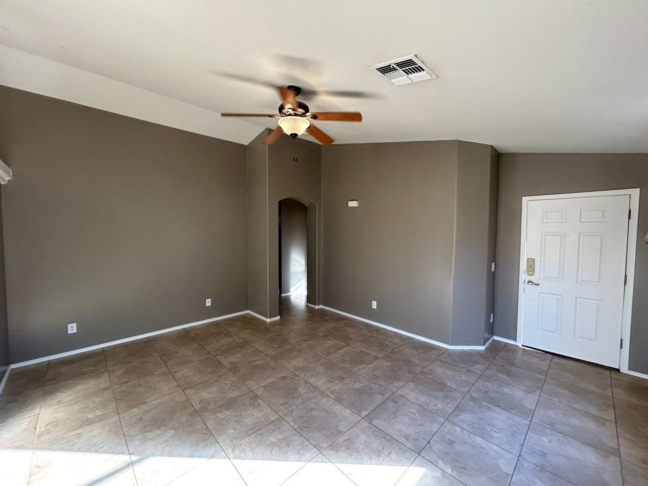 19464 N Braden Rd - Photo 3 of 17