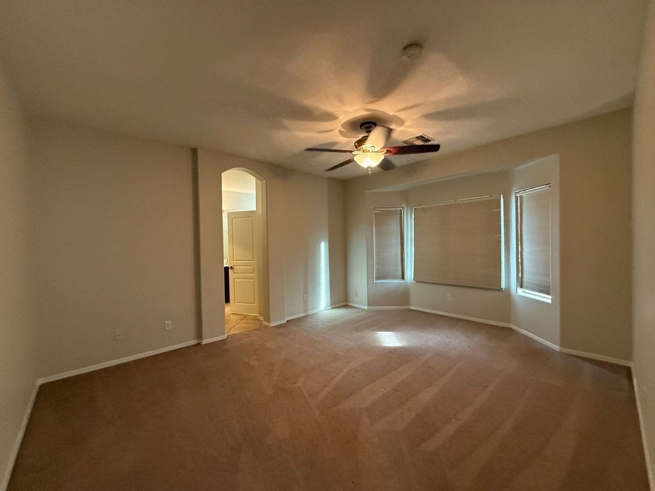 14641 W Hearn Rd - Photo 4 of 11