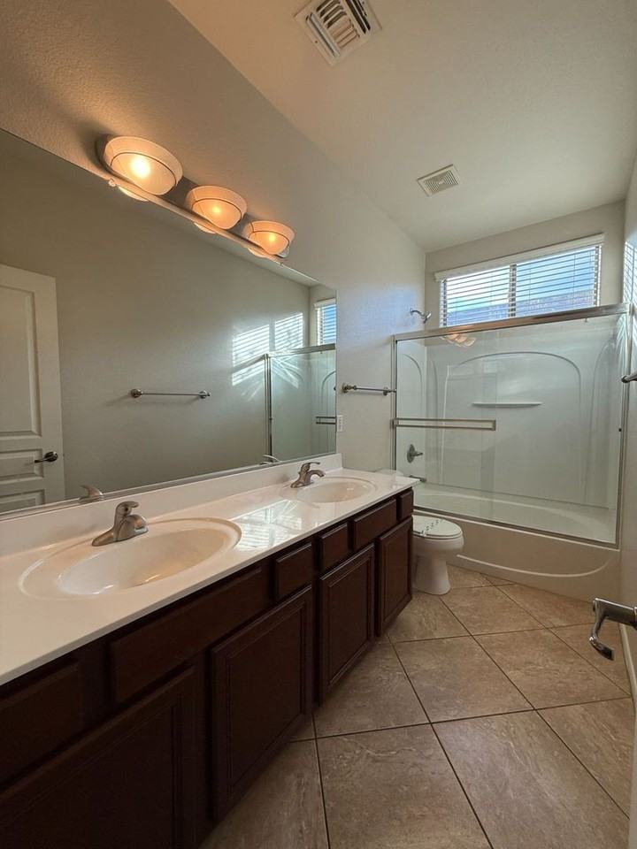 14641 W Hearn Rd - Photo 7 of 11