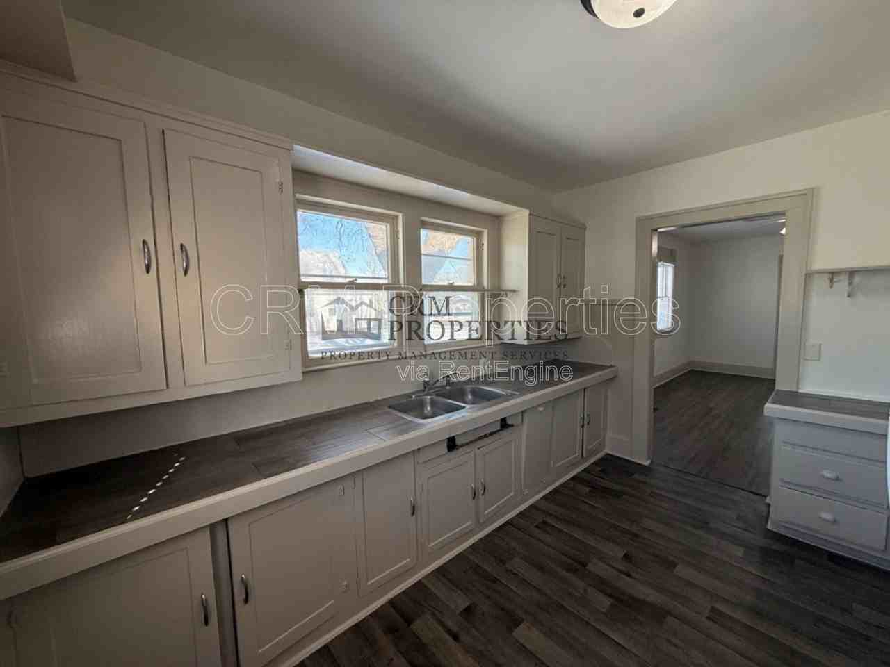 811 N Webster St - Photo 4 of 18