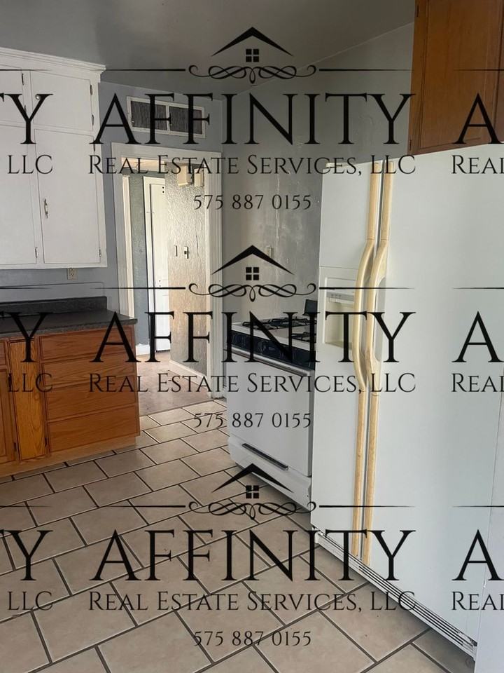 404 S Lake St - Photo 2 of 12